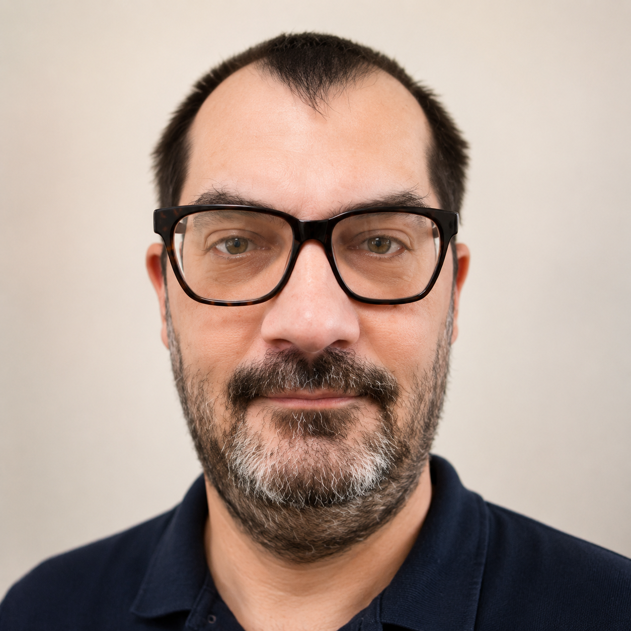 Olivier Zambaz, fondateur d’OZA Admin Senior, conciergerie administrative pour seniors et familles à Genève.